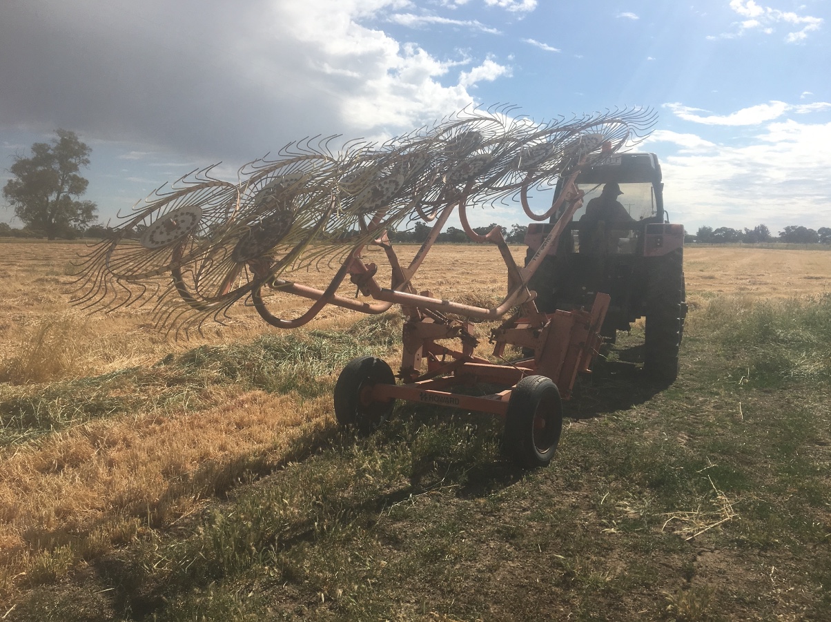 10 Wheel Howard V Rake Machinery & Equipment Hay and
